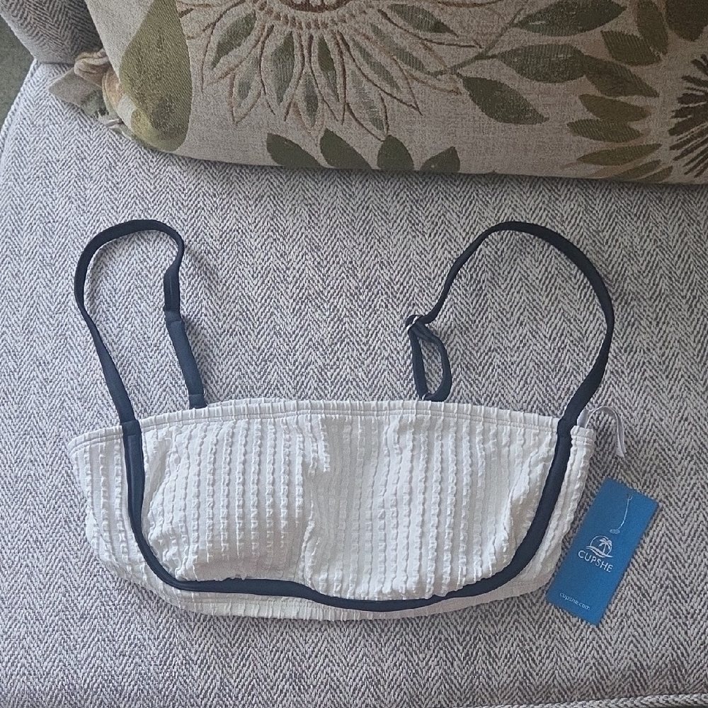 Cupshe Textured White and Black Bandeau Bikini Top